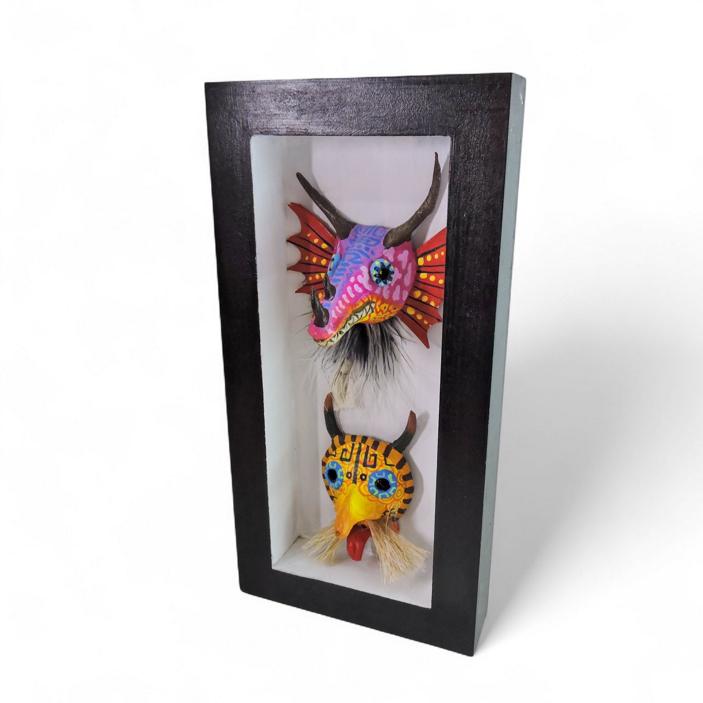 Mascara burlon amarillo y alebrije disecado