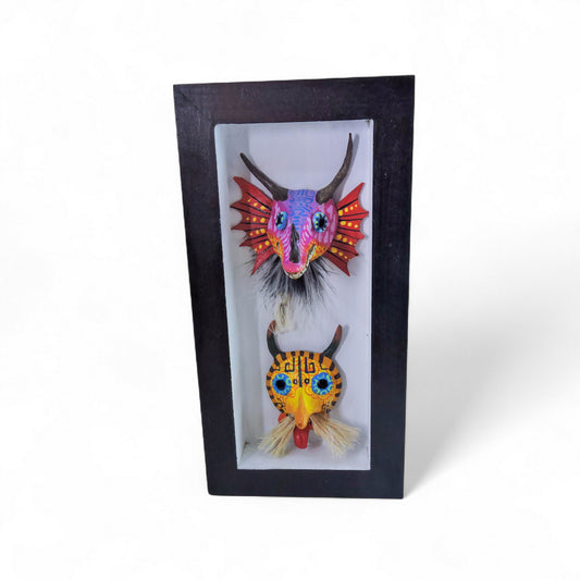 Mascara burlon amarillo y alebrije disecado